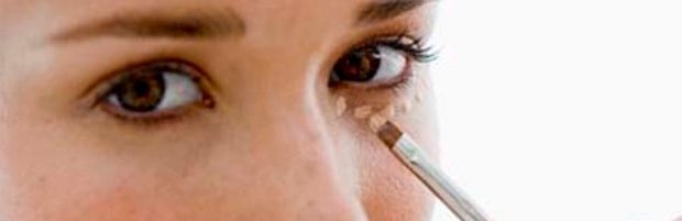 Astuce de maquillage : comment camoufler les rides - les poches - les cernes