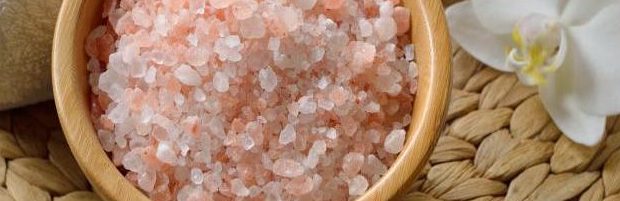 Préparer des sels de bain purifiants pour des bains aromatiques relaxants