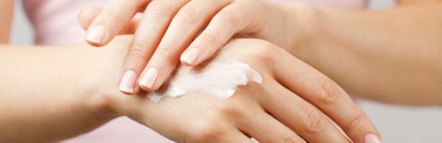 Crème cicatrisante et soins naturels pour les mains abîmées