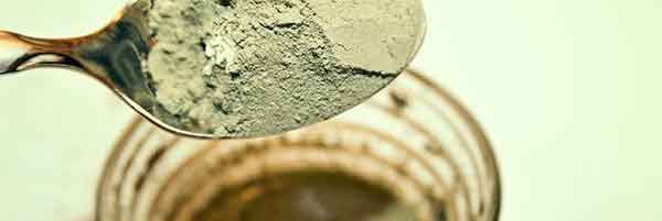 Masque contour des yeux à l\'argile et l\'hamamélis