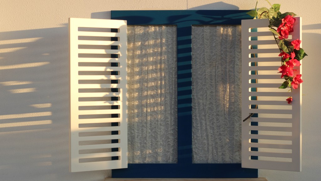 Cómo ventilar la casa en verano sin renunciar al diseño del salón