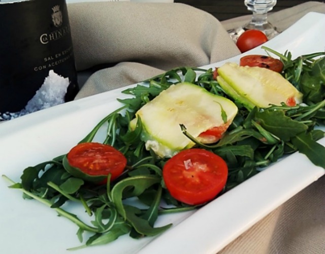 Ensalada templada de rúcula y calabacín relleno
