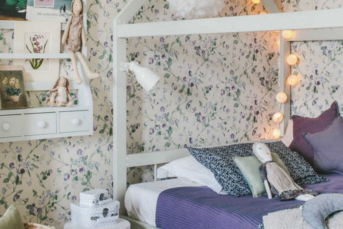 Luminosa habitación niña con papel pintado. Y Ganador diariodeco31
