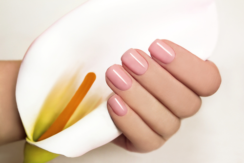 Comment mettre du vernis sur des ongles courts ?