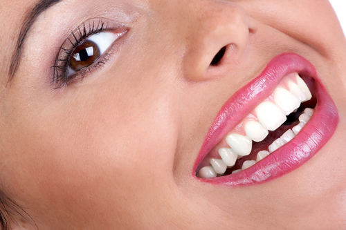 Des dents plus blanches grâce au maquillage