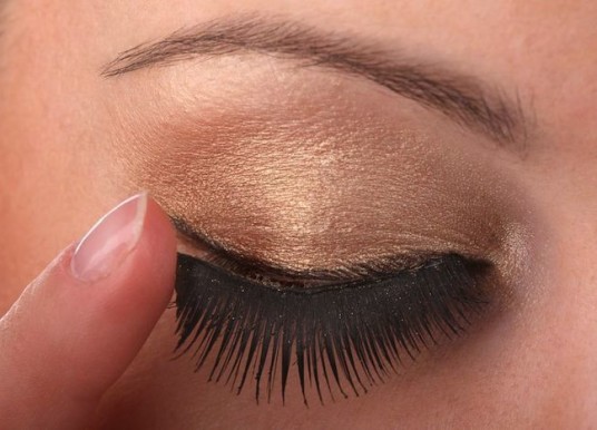 Comment poser et porter des faux cils