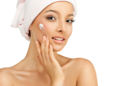 Appliquer votre crème hydratante sur votre visage