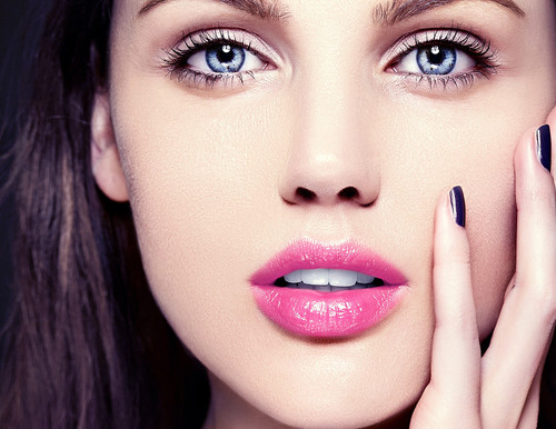 Un maquillage nude et lumineux.