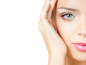 Rose et poudrée : se faire un maquillage de poupée.