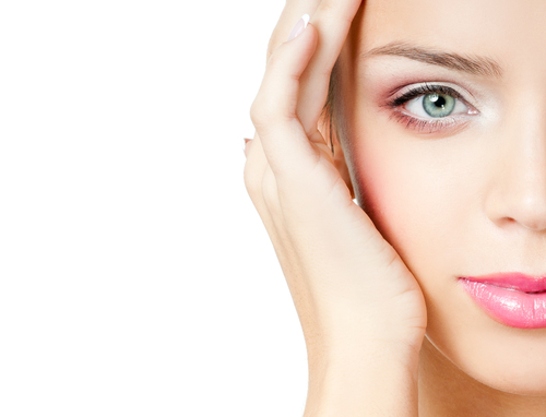 Rose et poudrée : se faire un maquillage de poupée.