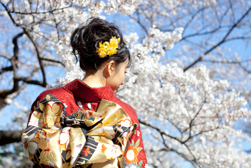 Look : en soie et fleurs de cerisier