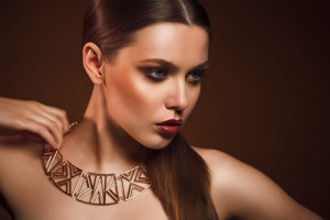 Regard doré et métallisé