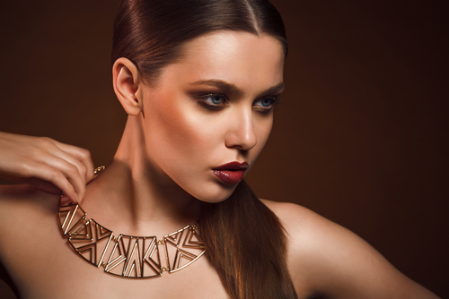 Regard doré et métallisé