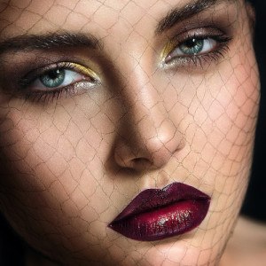 La couleur bordeaux : look et maquillage