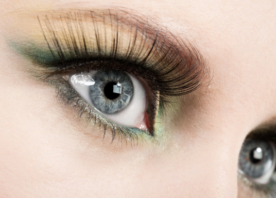 Adopter le kaki : look et maquillage