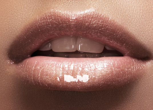 Bien porter le rouge à lèvres nude