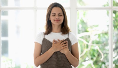 La méditation des mains posées sur le cœur