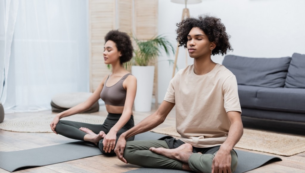 Méditation et relations : comment elle peut renforcer vos liens