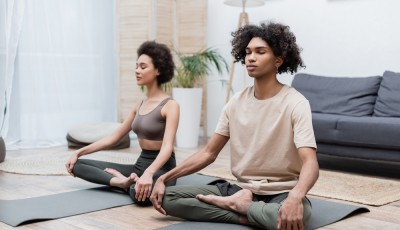 Méditation et relations : comment elle peut renforcer vos liens