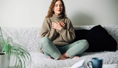 Méditation comme outil de développement personnel: Comment la méditation favorise la confiance en soi et la gestion de l’anxiété.