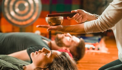 La méditation guidée: Utilisation de la visualisation et de la musicothérapie pour la relaxation.