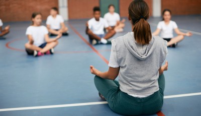 Méditation dans l\'éducation: Intégration dans les programmes scolaires pour favoriser la concentration et le bien-être des élèves.