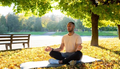 Yoga et méditation: Synergie entre ces deux pratiques pour le bien-être physique et mental.