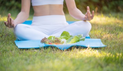 La méditation pour les personnes souffrant de troubles alimentaires : comment la méditation peut aider à avoir une relation plus saine avec la nourriture