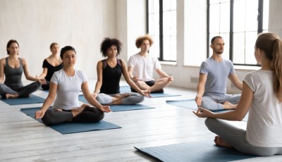 Méditation guidée vs méditation silencieuse : quelle est la meilleure option ?