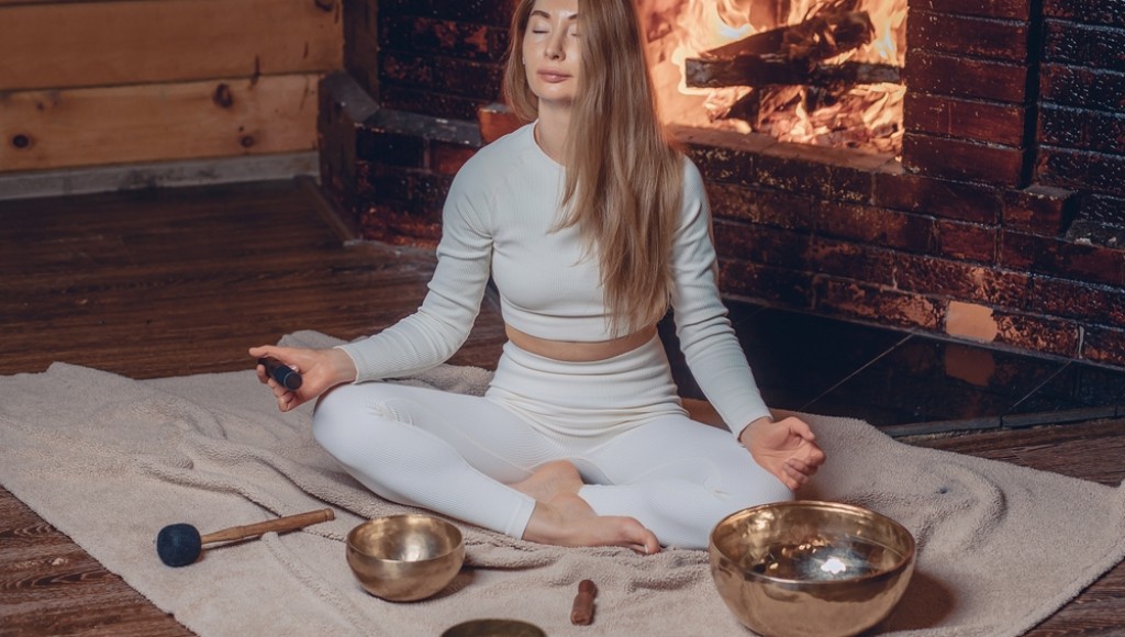 Les bienfaits de la méditation au coin du feu : pratiquer en pleine conscience