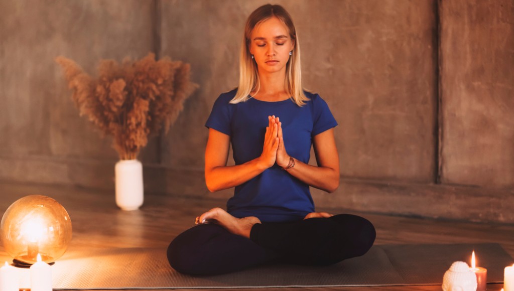 Rituel de méditation pour le nettoyage de printemps intérieur