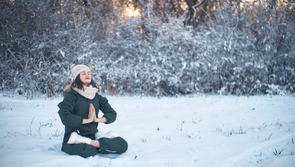 Se reconnecter à la nature en hiver grâce à la méditation extérieure
