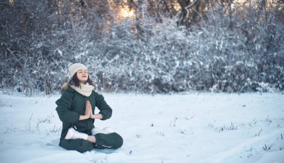 Se reconnecter à la nature en hiver grâce à la méditation extérieure