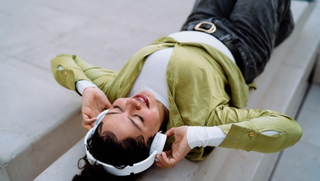 Le pouvoir des sons : méditer avec la musique ou les bruits de la nature