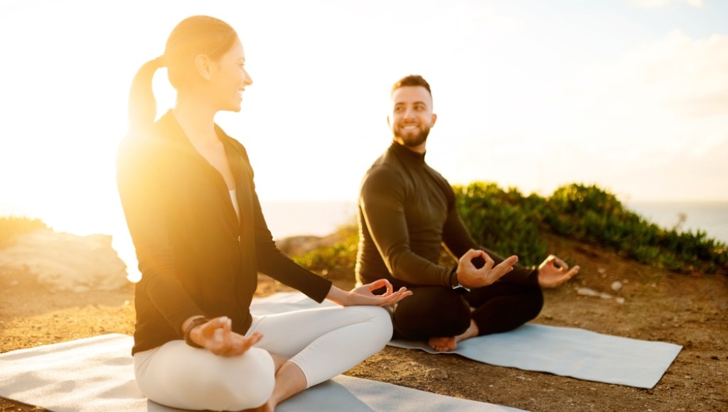 Méditation et relaxation : deux pratiques complémentaires à distinguer