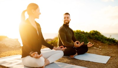 Méditation et relaxation : deux pratiques complémentaires à distinguer