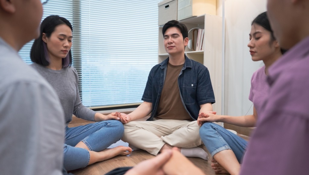 Méditation guidée ou méditation silencieuse : quelle différence ?