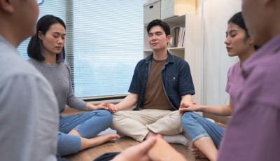 Méditation guidée ou méditation silencieuse : quelle différence ?