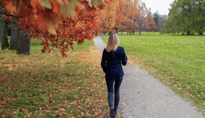 Méditation en marchant : transformer vos pas en pratique consciente