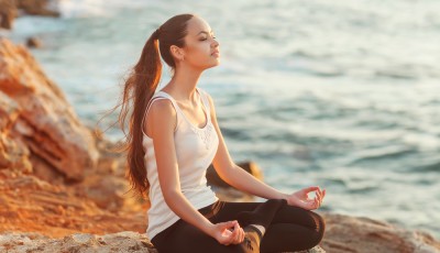 Méditation guidée : définition et différences avec la méditation silencieuse