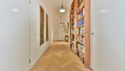 Quelles couleurs utiliser pour agrandir un couloir ?
