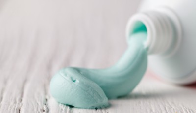6 astuces avec du dentifrice