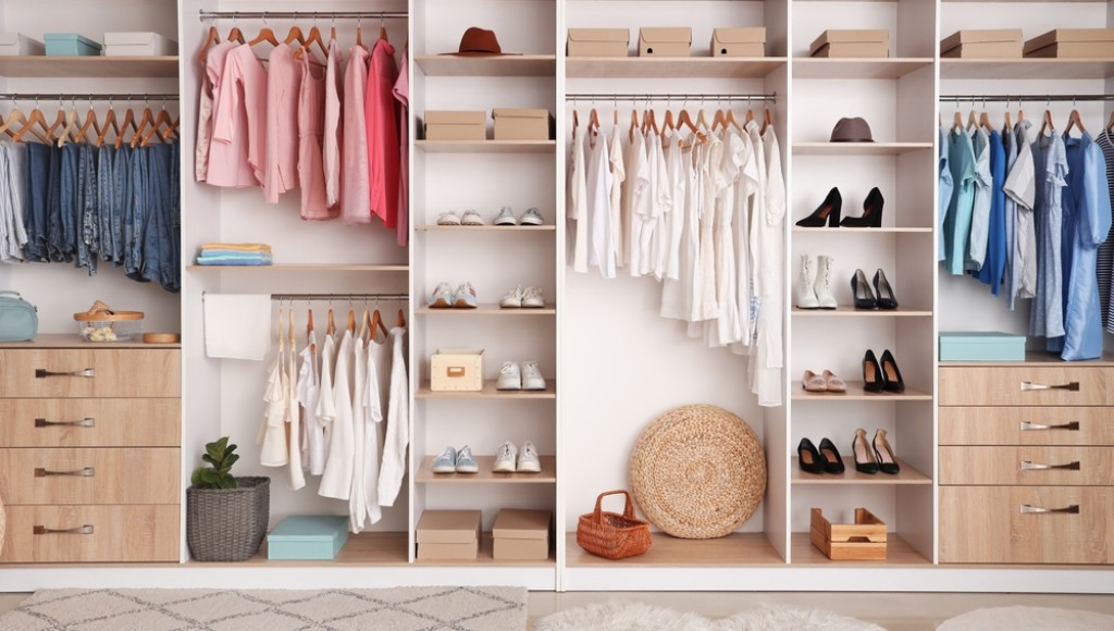 Organiser votre garde-robe : astuces pour une mode plus durable