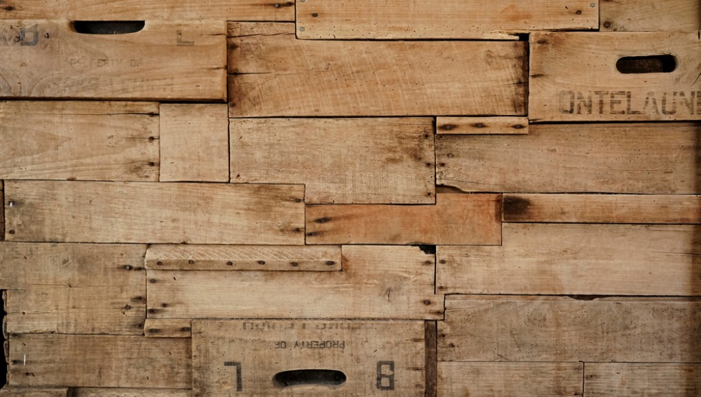 Fabriquer une étagère avec des caisses de vin