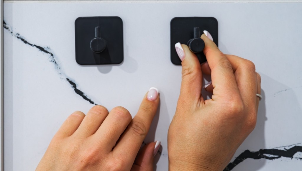 Coller sans percer : les fixations qui tiennent vraiment