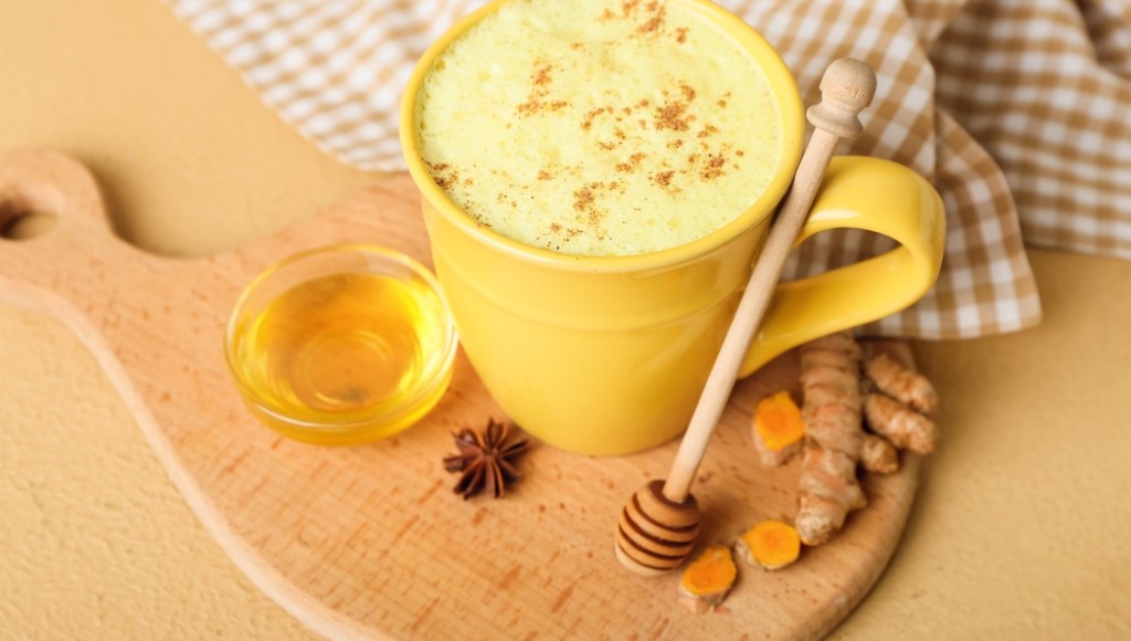 Boisson chaude au curcuma : l’or anti-inflammatoire à boire