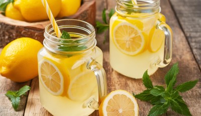 Eau détox maison : 3 recettes qui donnent envie de boire plus