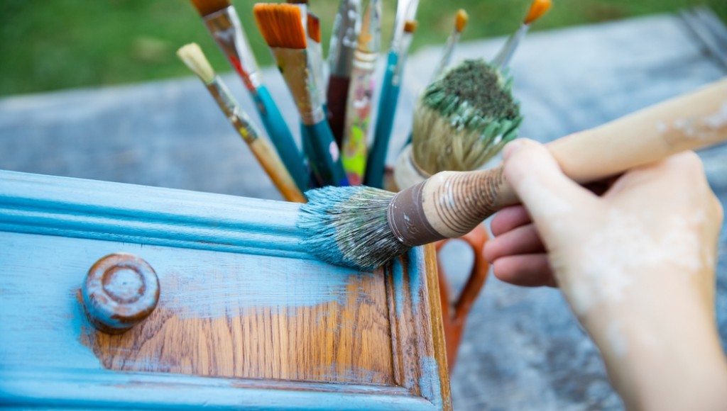 Repeindre un meuble sans poncer : astuce rapide