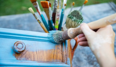 Repeindre un meuble sans poncer : astuce rapide