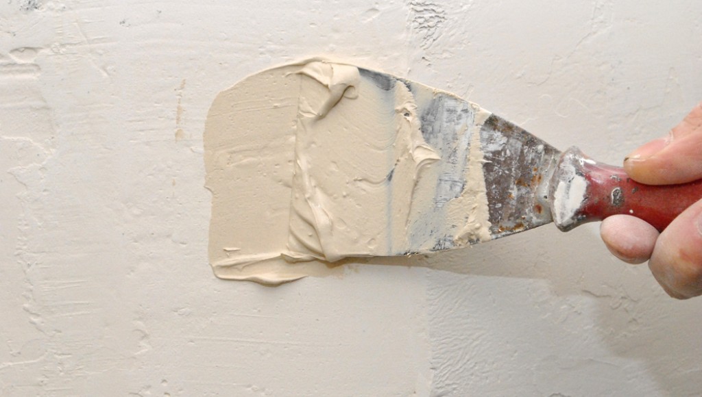 Reboucher un trou dans un mur sans enduit